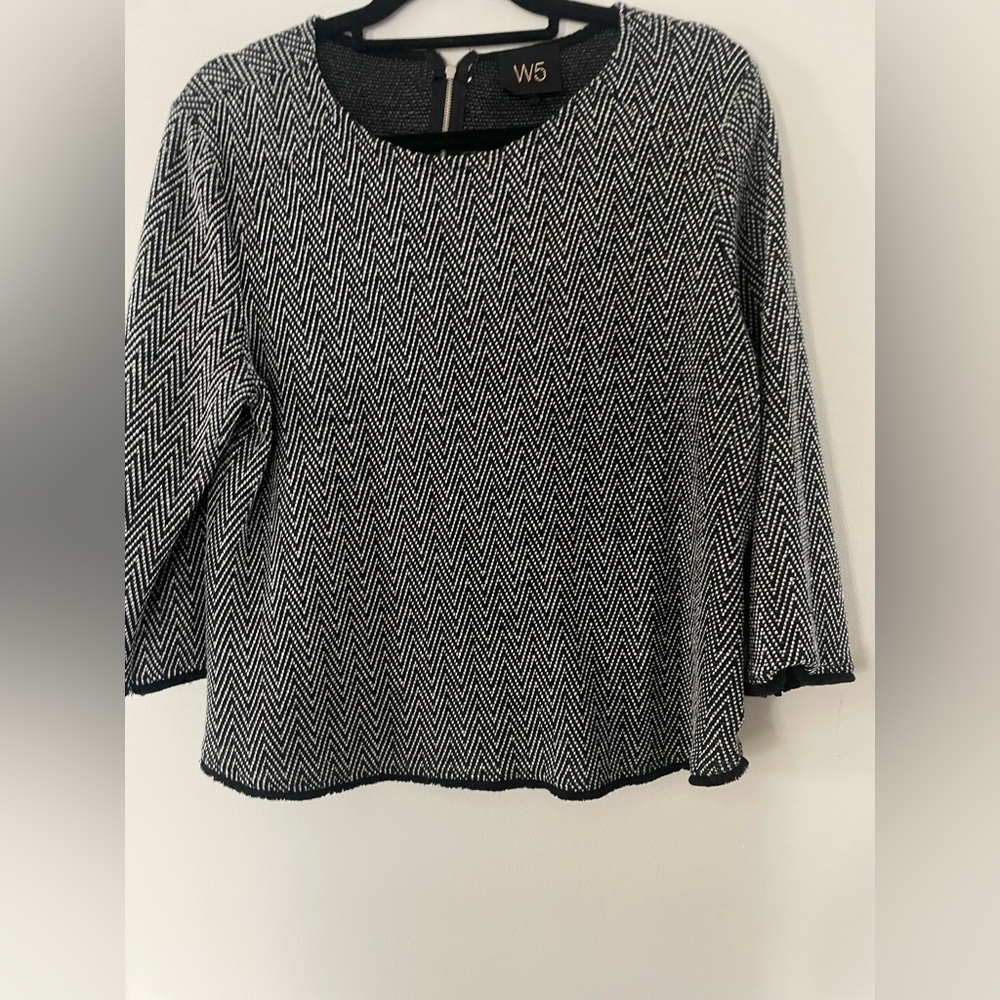 W5 size large black and white womans top.